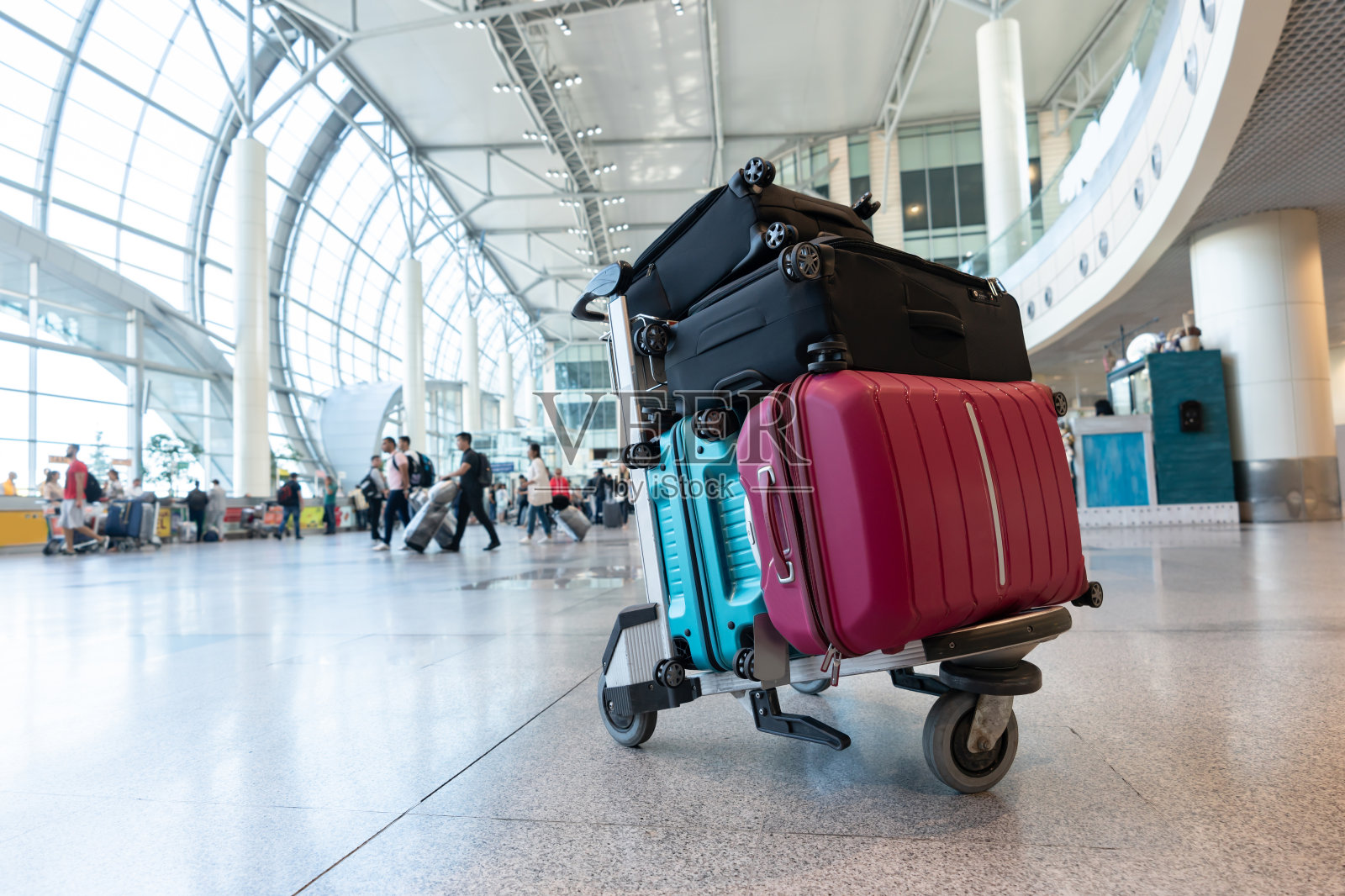 行李放在機場的行李車上